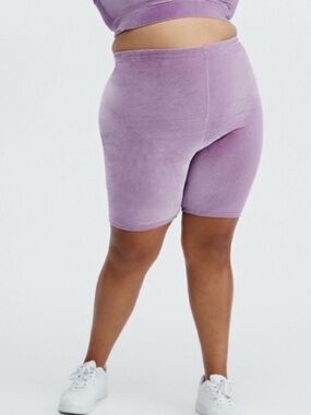Fabletics Velour Bike Shorts 9"
Inseam